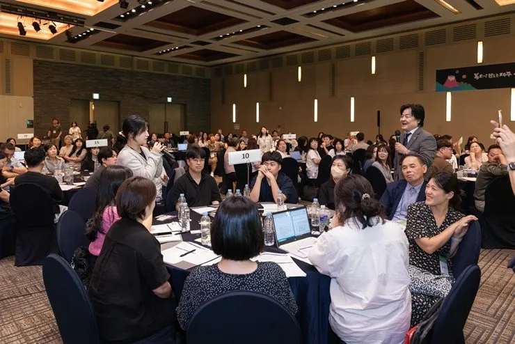 제주 사회복지과제 발굴 200인 토론회에서 원탁별 참가자들이 자료를 놓고 논의하는 모습